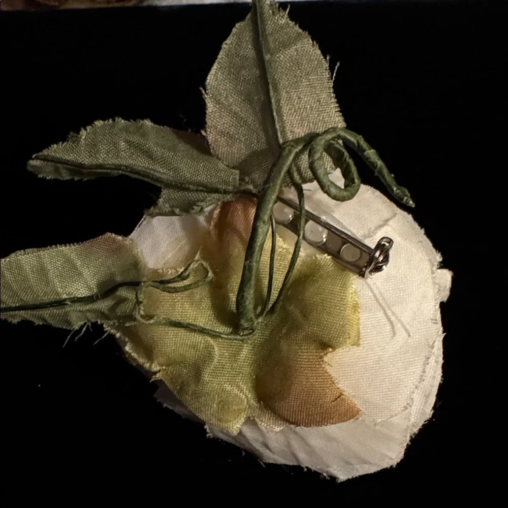 5 Vintage Millinery Floral Brooches - Cream (2), Pink, Beige and Orange - Picture 13 of 16